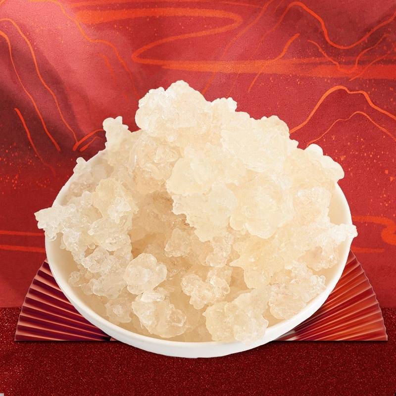 Bát sứ trắng đựng tuyết yến khô dạng cục, nền đỏ