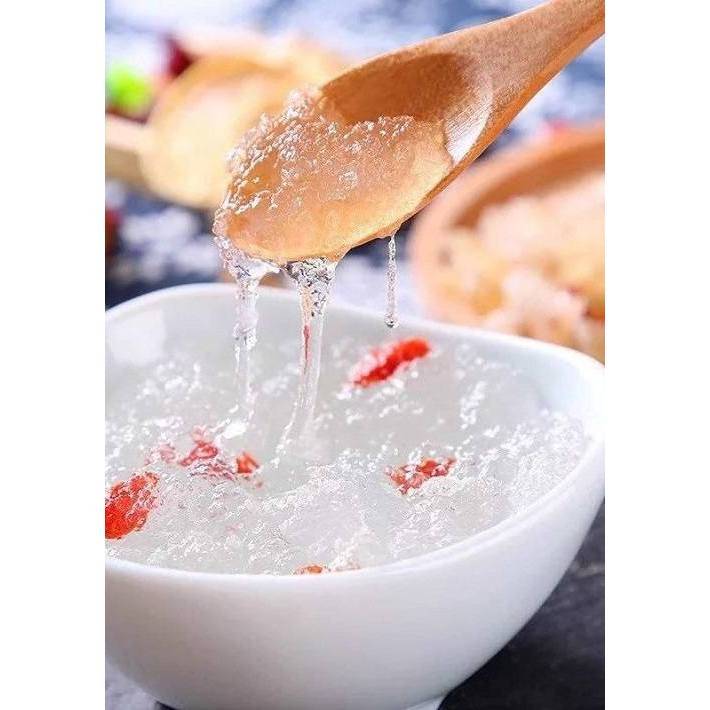 Thìa gỗ múc tuyết yến đã ngâm nở thành gel trong, bát có kỷ tử